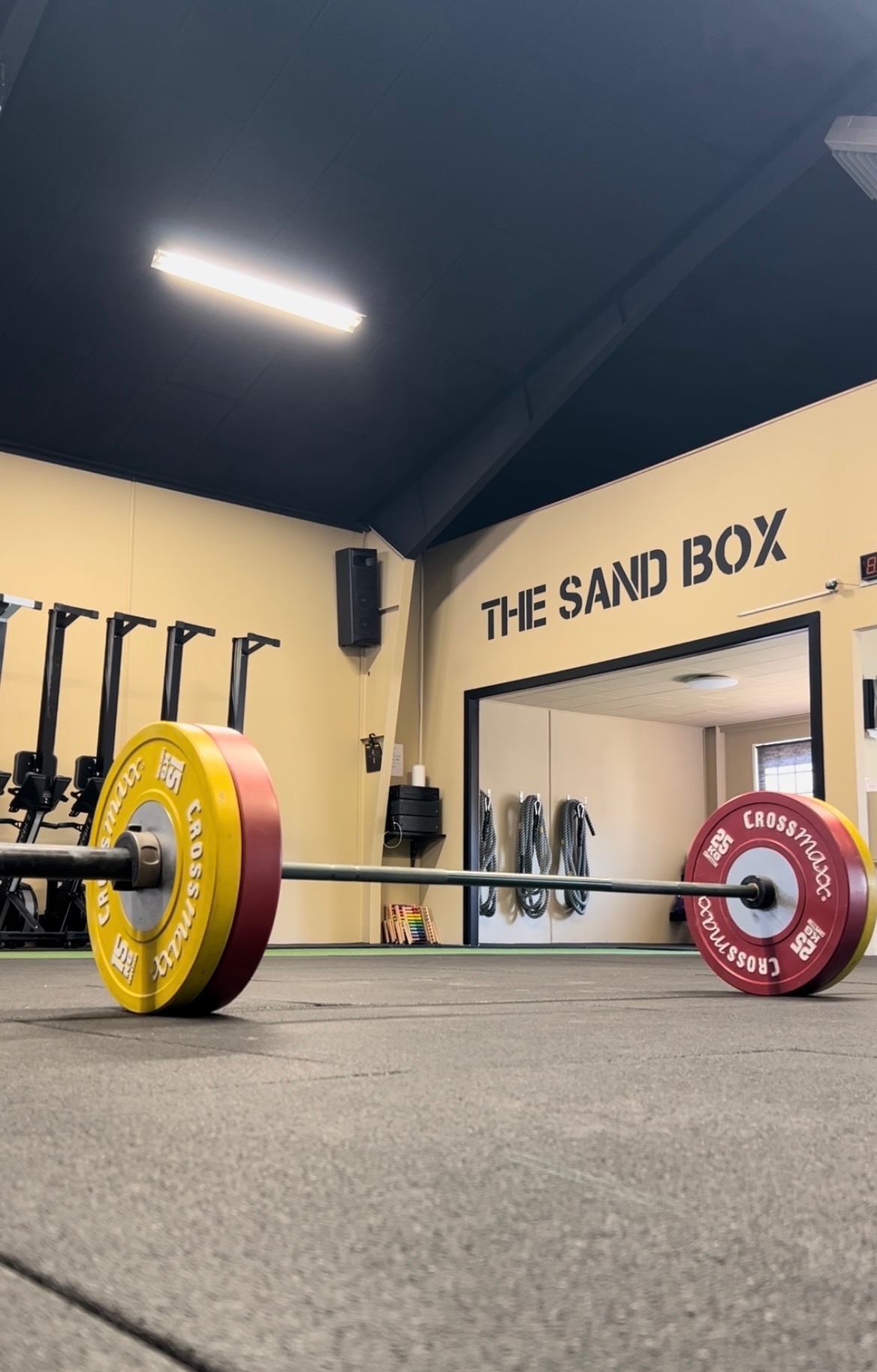Kettlebell og håndvægt på betongulv